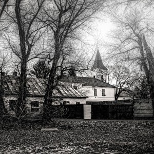 Dramatikus felvétel, távolban a templom toronnyal