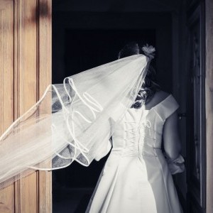 Templom bejáratában készül esküvői kreatív, fátylat viselő mennyasszonnyal, kreatív színezés