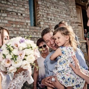 Gratulációkat fogadó mennyasszony, a képen az ünneplő vendégsereg