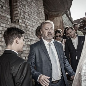 A foto esküvői gratulációt mutat be, modern színezés, ünneplő vendégsereg